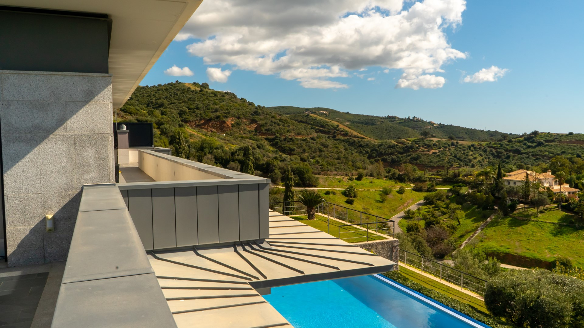 Una impresionante villa de 5 dormitorios con vistas al mar en Los Altos de Los Monteros 