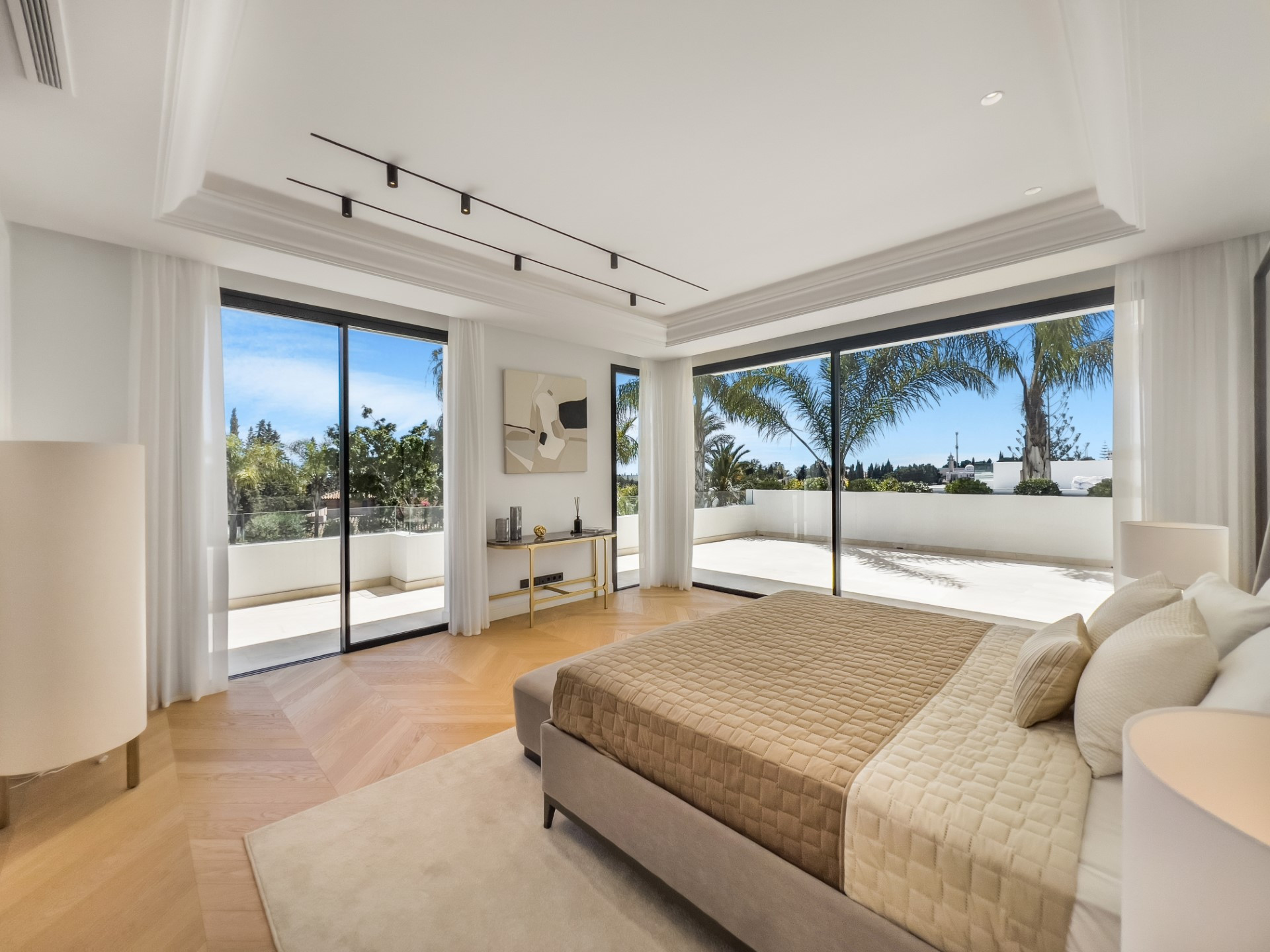 4 Exclusive 6 bedroom detached villas in Lomas de Marbella Club