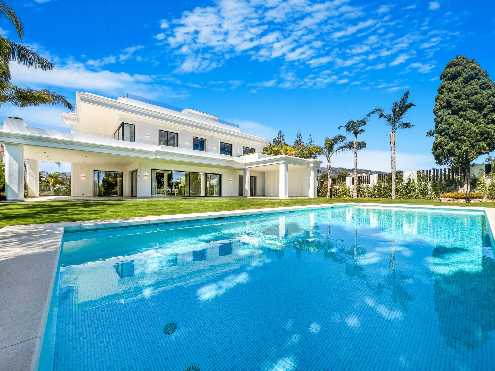 4 Exclusive 6 bedroom detached villas in Lomas de Marbella Club