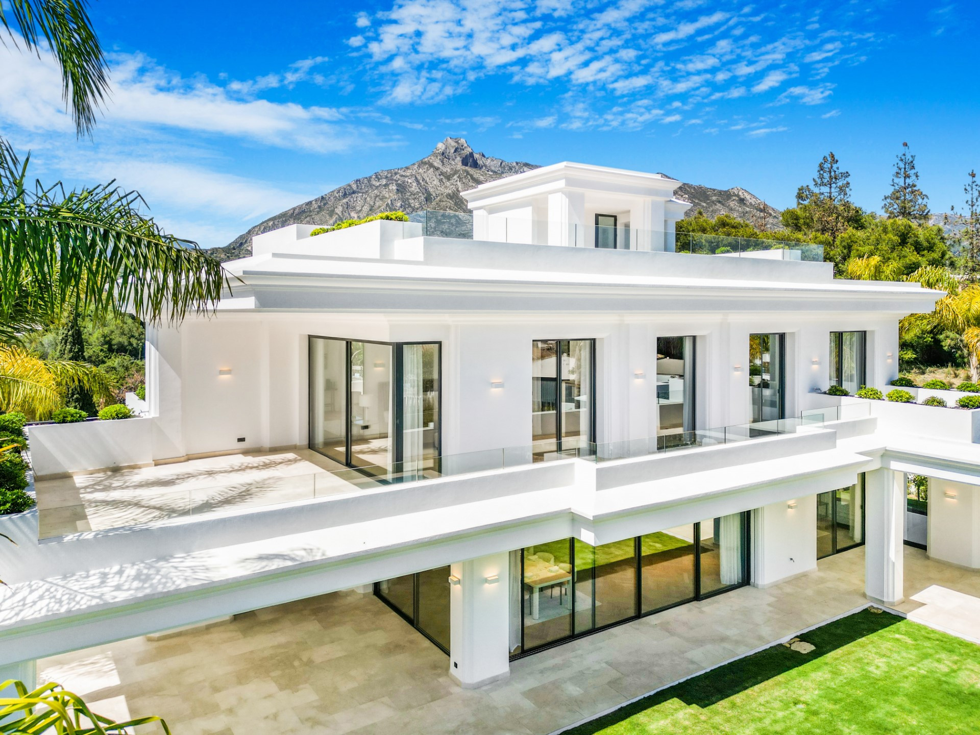 4 Exclusive 6 bedroom detached villas in Lomas de Marbella Club