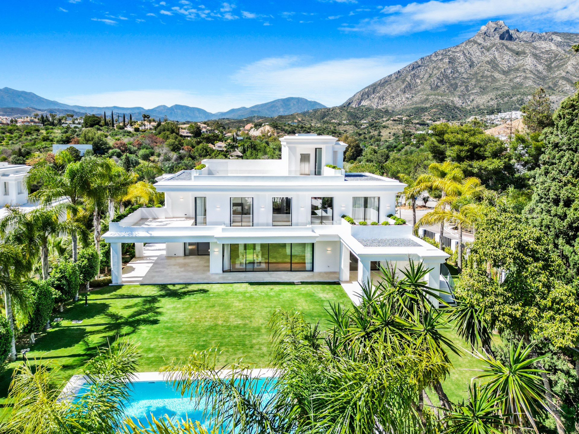 4 Exclusive 6 bedroom detached villas in Lomas de Marbella Club