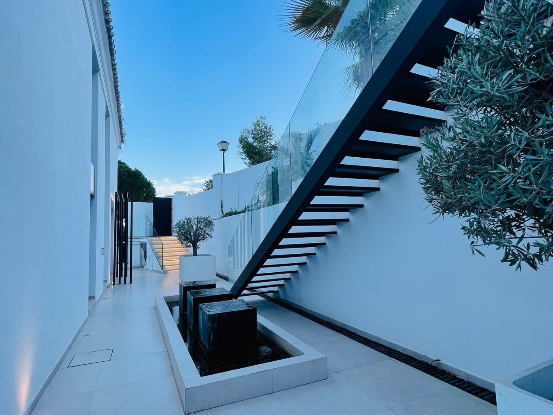 An exceptional 5 bedroom modern villa for rent in Las Brisas, Marbella 