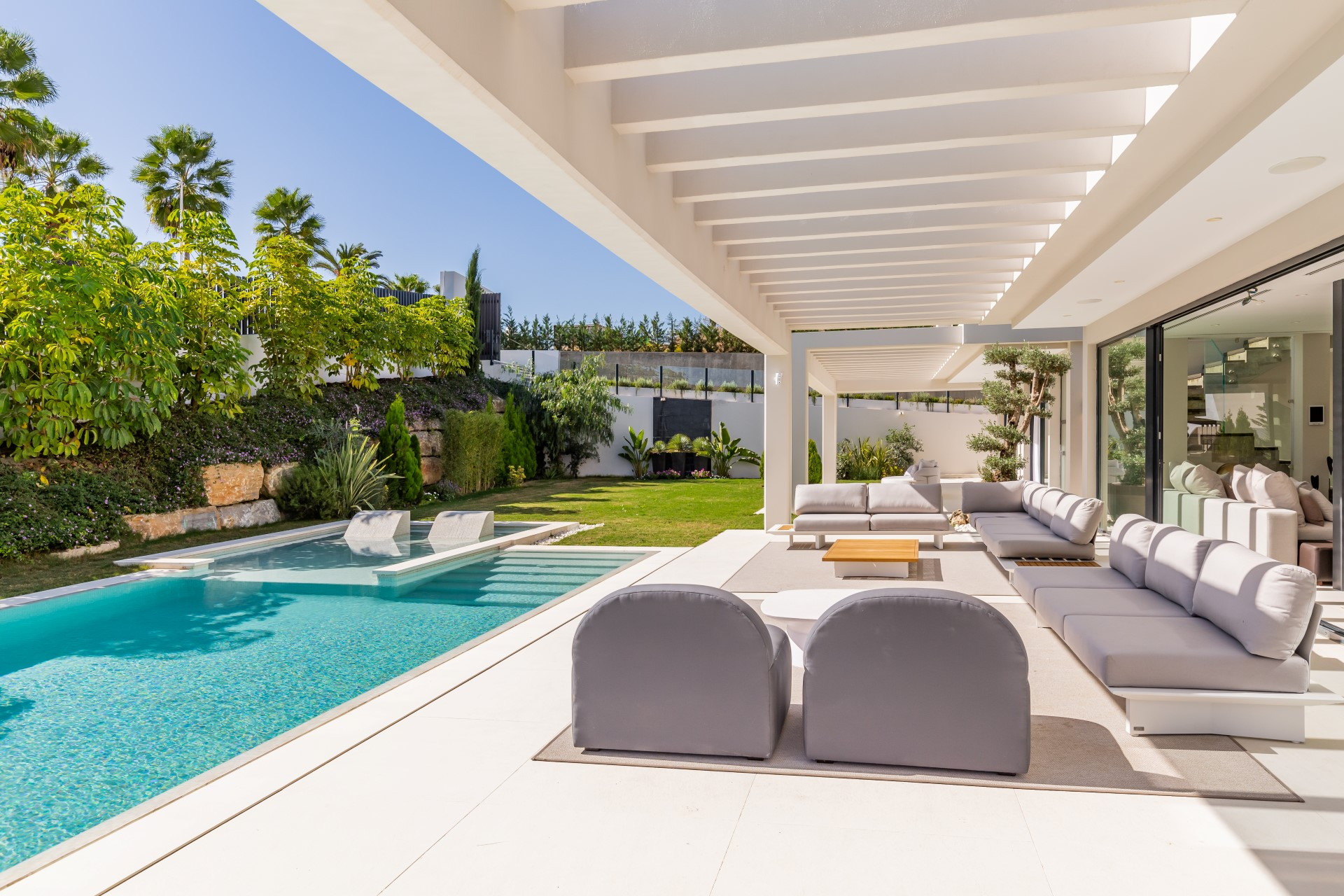 Villa de 6 dormitorios de nueva construcción en Nueva Andalucía, Marbella, España