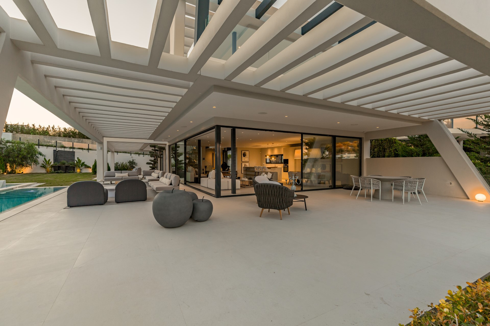 Villa de 6 dormitorios de nueva construcción en Nueva Andalucía, Marbella, España