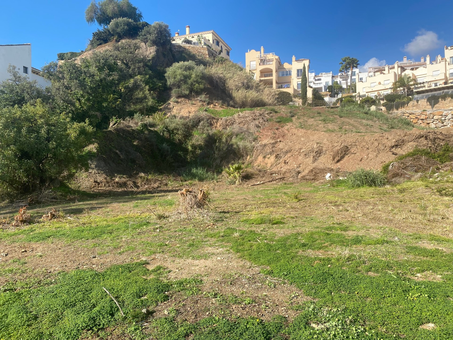 Oportunidad única de parcela con proyecto preaprobado en Puerto Del Almendro, Benahavis 