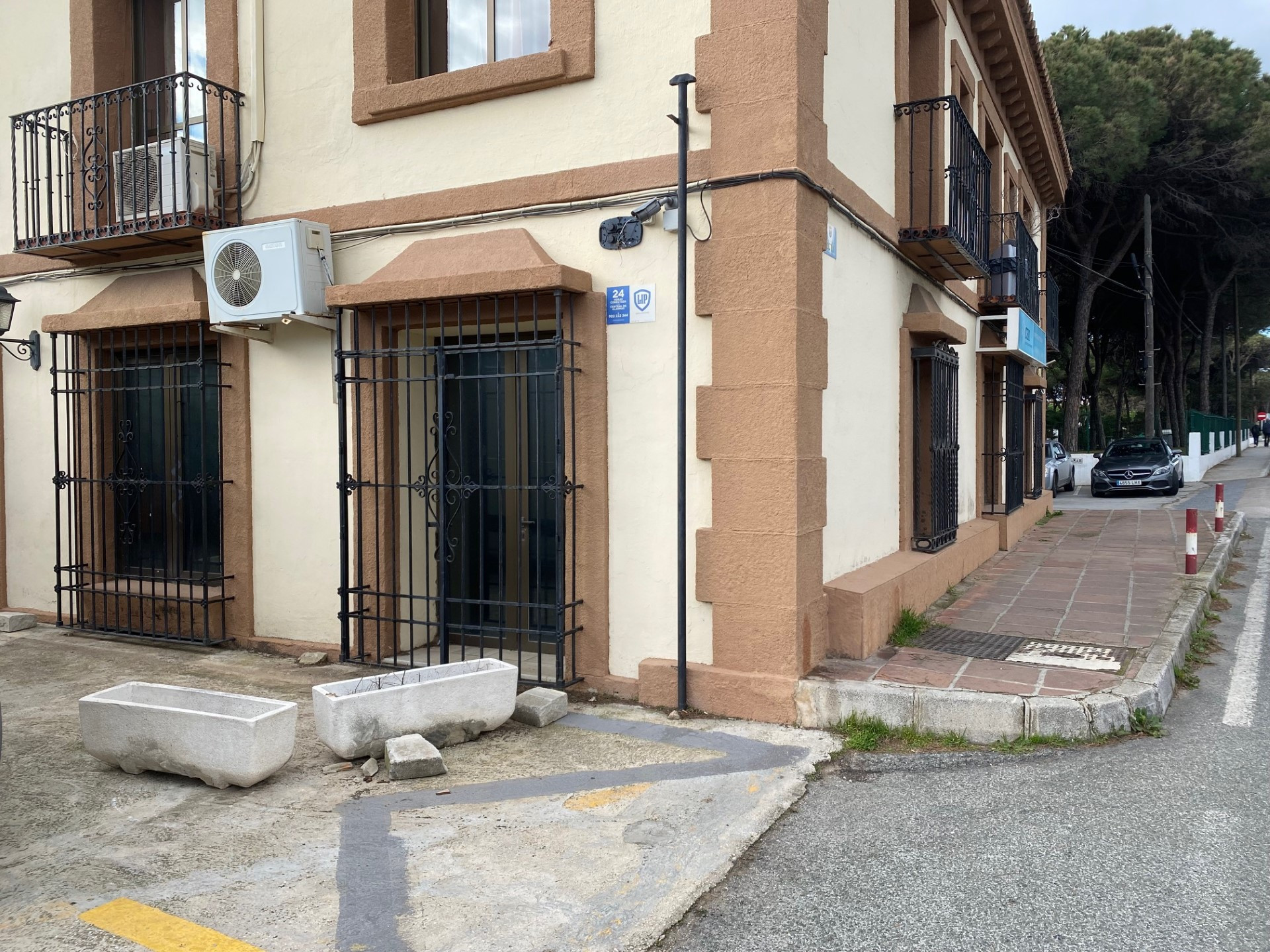 Ideal 1 or 2 commercial units, beachside in Calahonda, Mijas Costa