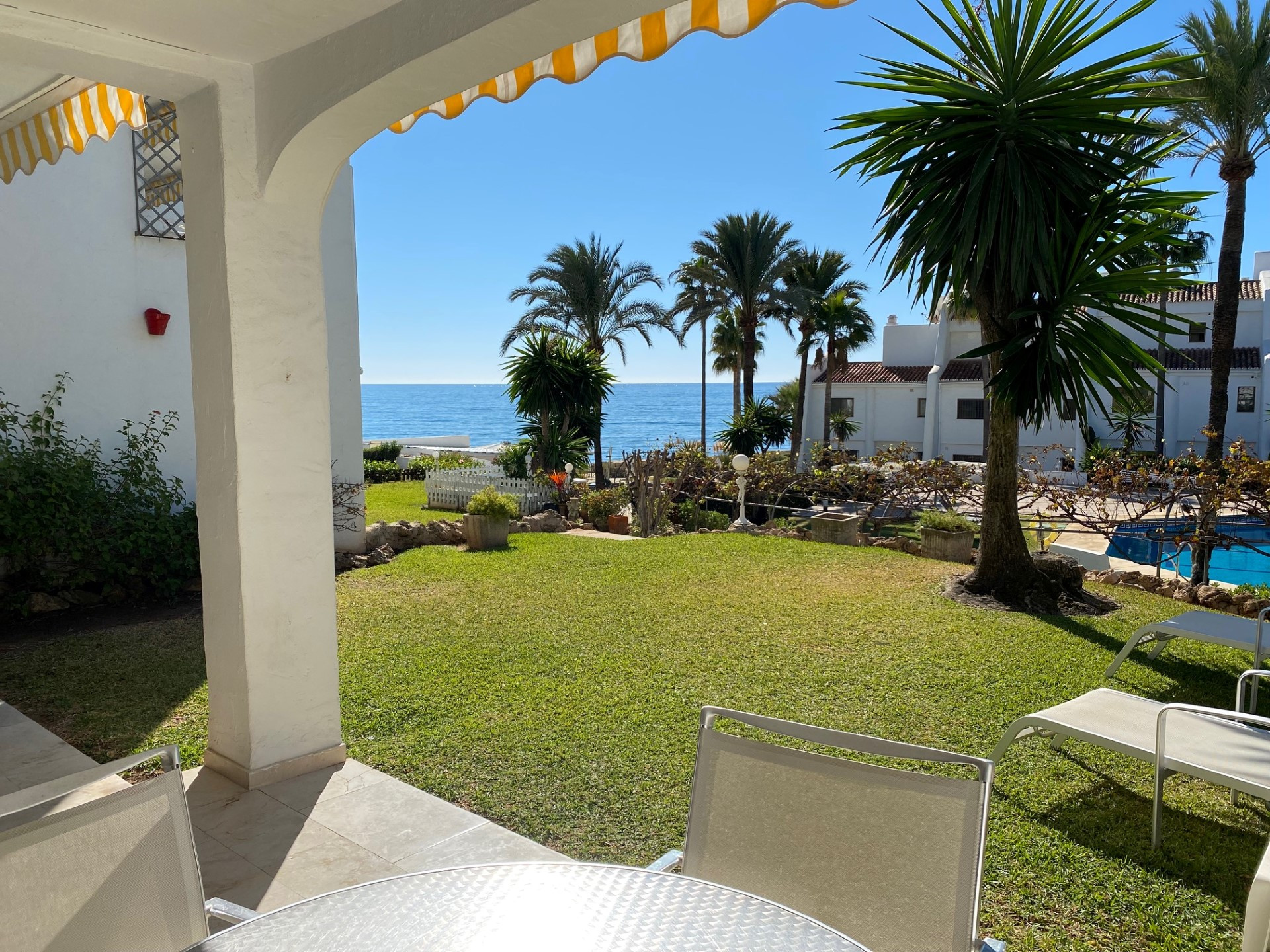 Apartamento de 2 dormitorios en primera línea de playa con jardín privado en Milla de Oro de Marbella