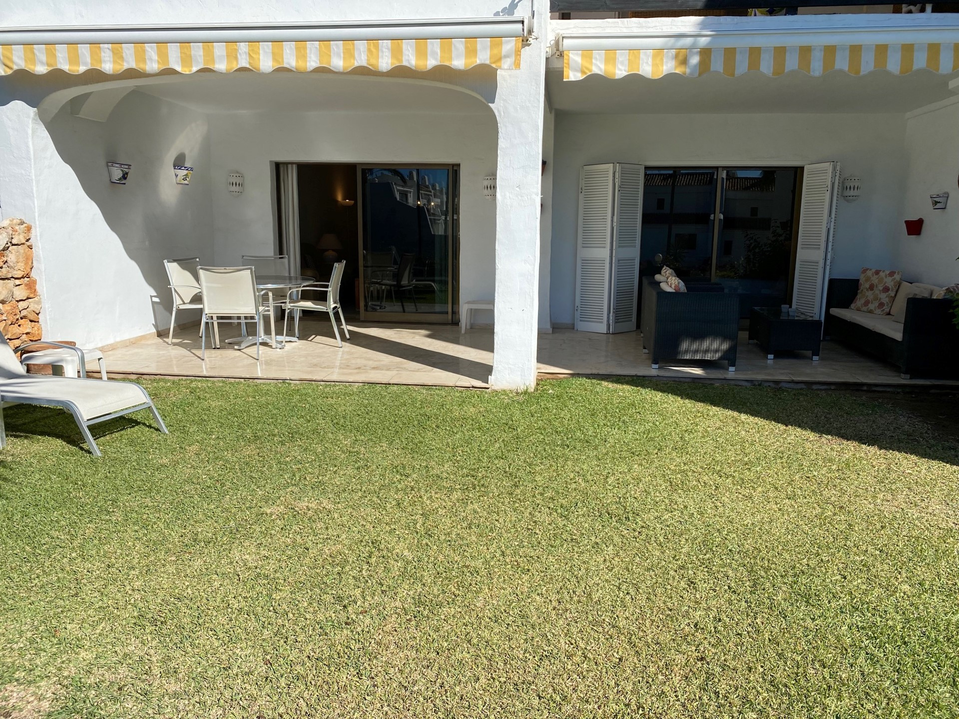 Apartamento de 2 dormitorios en primera línea de playa con jardín privado en Milla de Oro de Marbella