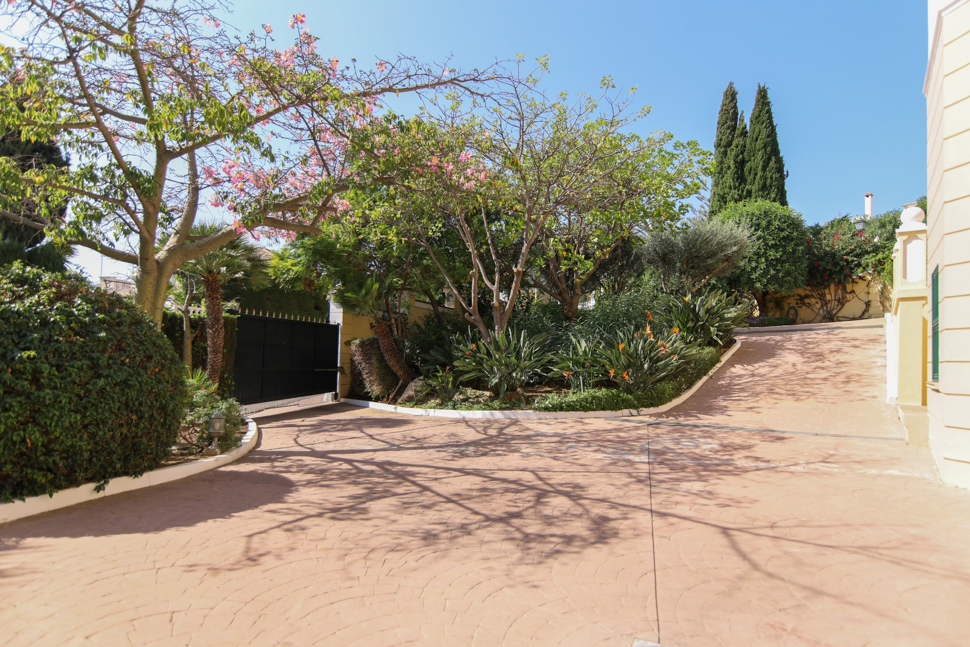 A luxurious 5 bedroom villa in El Paraiso Alto, Estepona