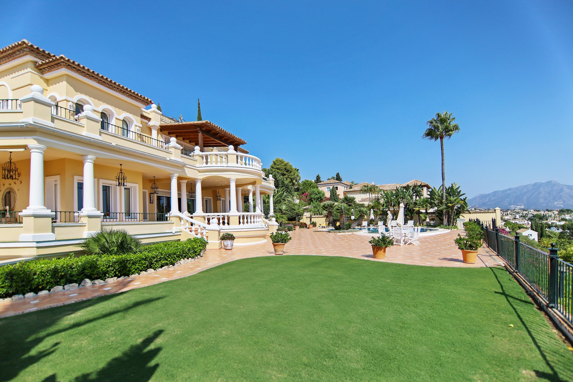 A luxurious 5 bedroom villa in El Paraiso Alto, Estepona