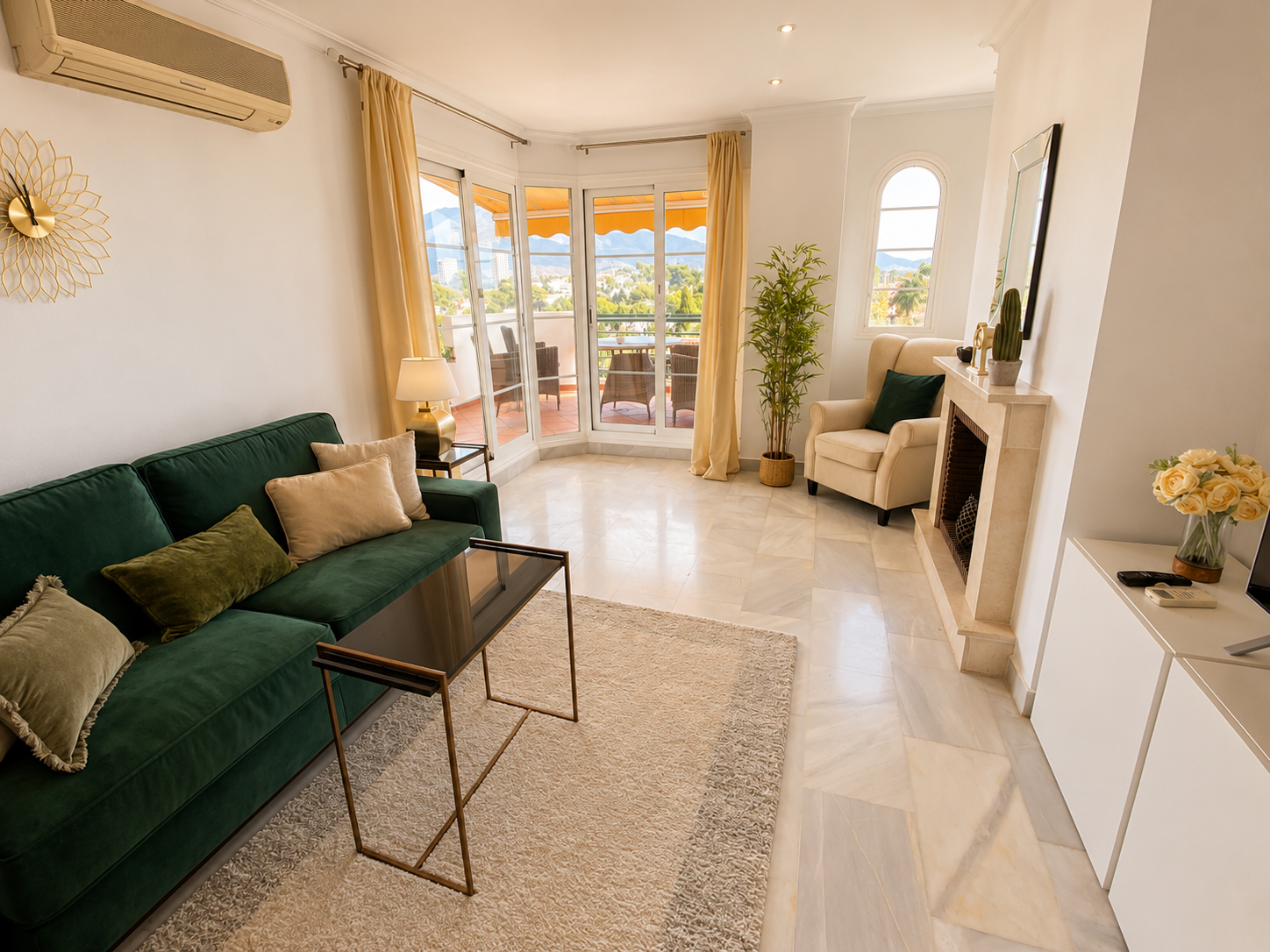 Elegante apartamento de 2 dormitorios con vistas panorámicas en Señorio de Aloha, Nueva Andalucía