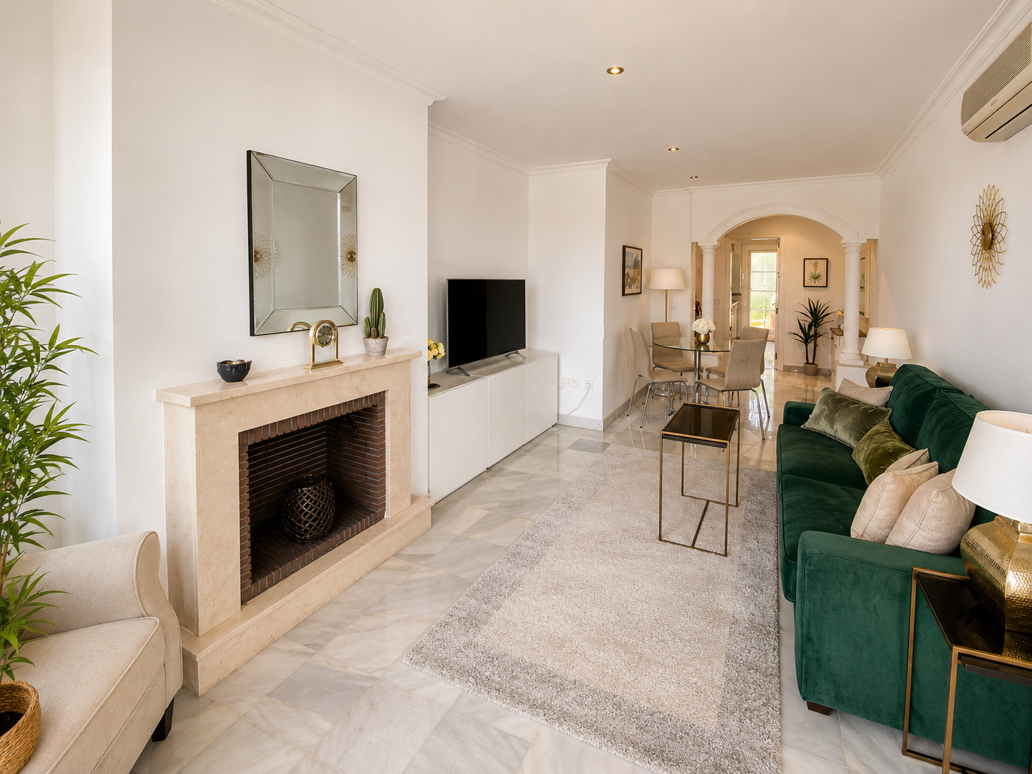 Elegante apartamento de 2 dormitorios con vistas panorámicas en Señorio de Aloha, Nueva Andalucía