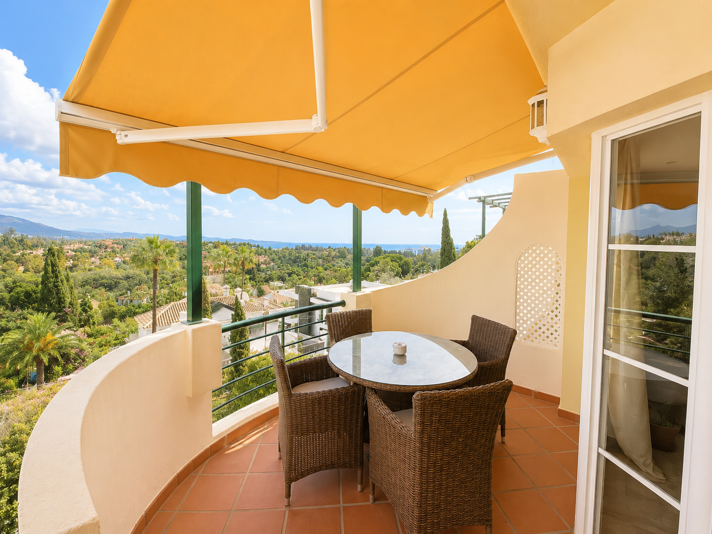 Elegante apartamento de 2 dormitorios con vistas panorámicas en Señorio de Aloha, Nueva Andalucía