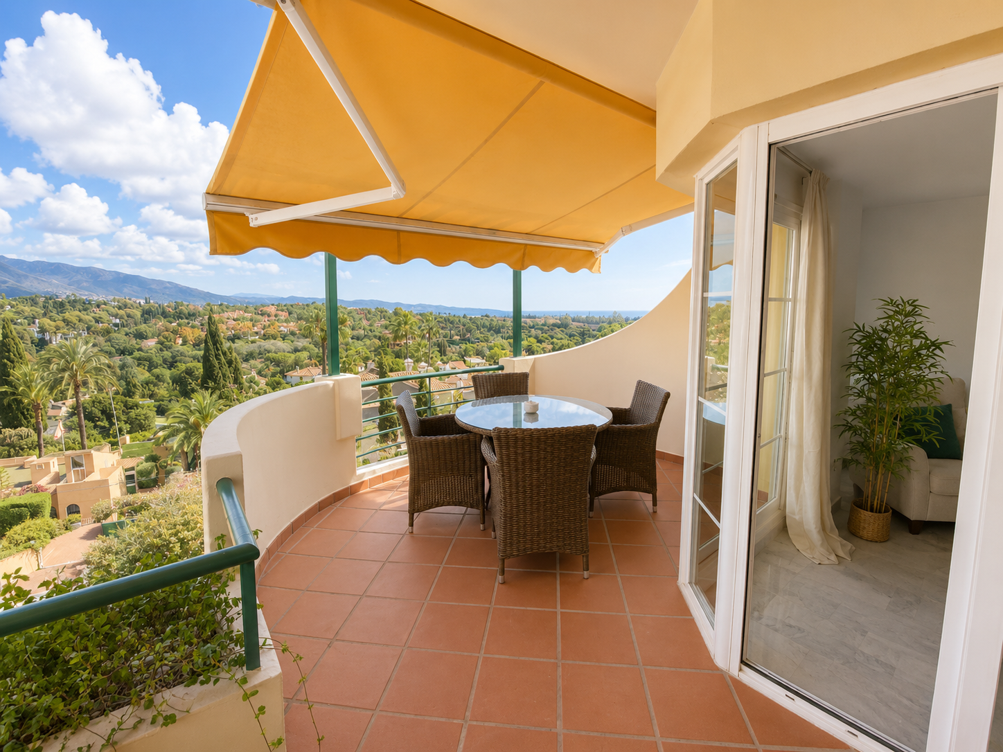 Elegante apartamento de 2 dormitorios con vistas panorámicas en Señorio de Aloha, Nueva Andalucía
