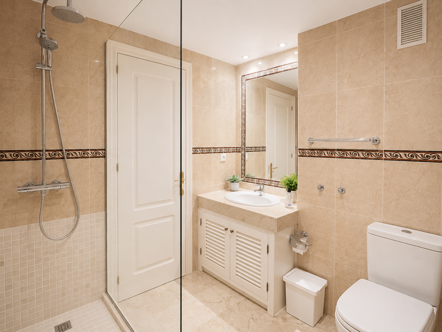 Elegante apartamento de 2 dormitorios con vistas panorámicas en Señorio de Aloha, Nueva Andalucía