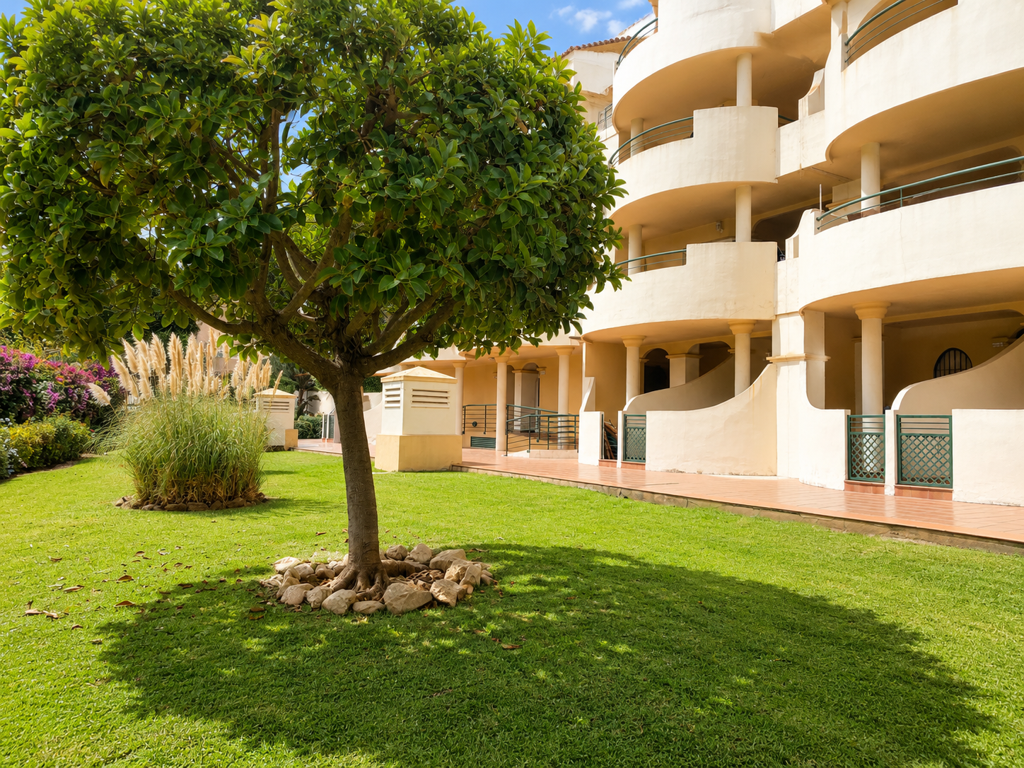 Elegante apartamento de 2 dormitorios con vistas panorámicas en Señorio de Aloha, Nueva Andalucía