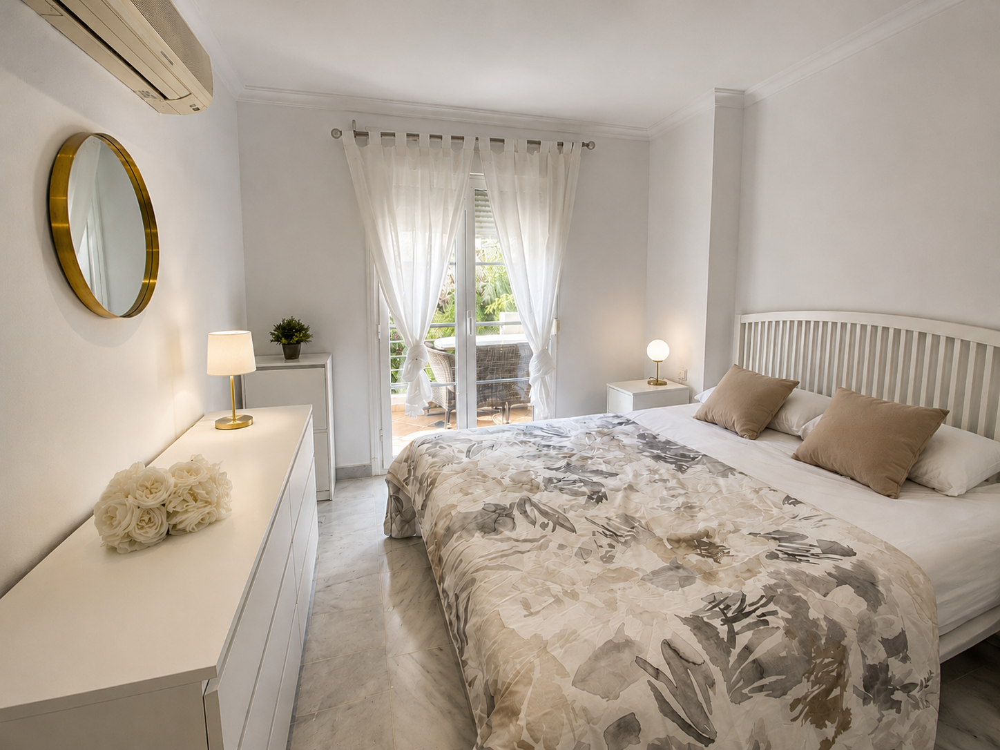 Elegante apartamento de 2 dormitorios con vistas panorámicas en Señorio de Aloha, Nueva Andalucía