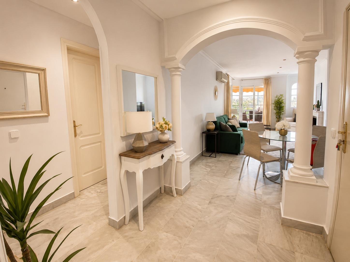 Elegante apartamento de 2 dormitorios con vistas panorámicas en Señorio de Aloha, Nueva Andalucía
