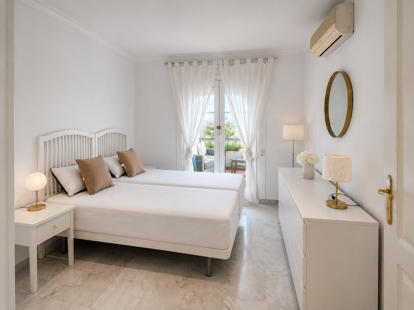 Elegante apartamento de 2 dormitorios con vistas panorámicas en Señorio de Aloha, Nueva Andalucía