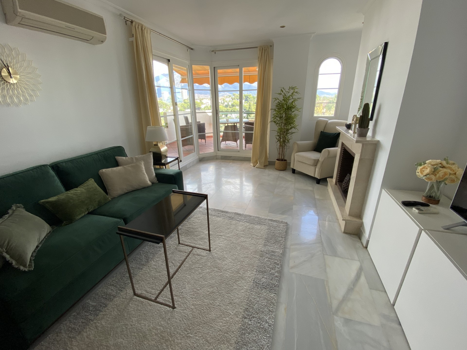 A stylish 2 bedroom apartment with sea views in Señorio de Aloha