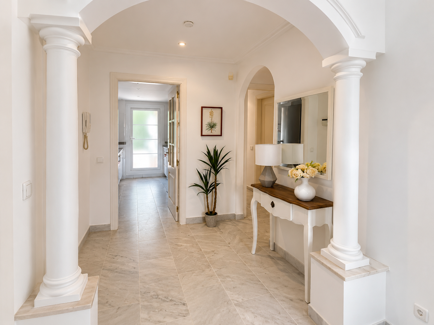 Elegante apartamento de 2 dormitorios con vistas panorámicas en Señorio de Aloha, Nueva Andalucía