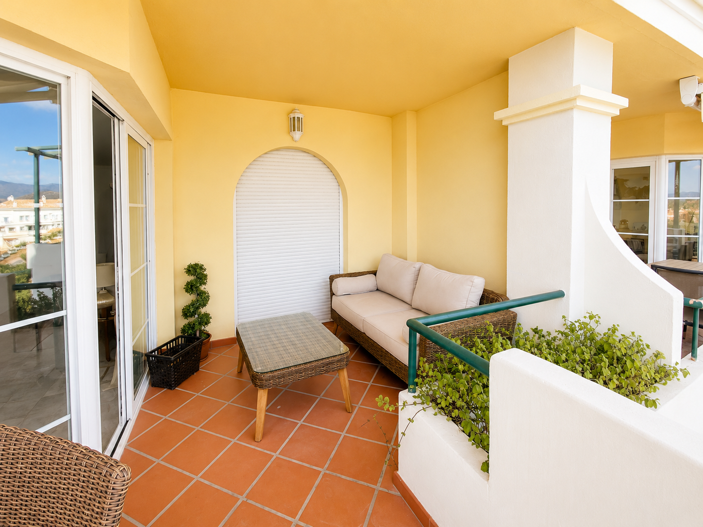 Elegante apartamento de 2 dormitorios con vistas panorámicas en Señorio de Aloha, Nueva Andalucía