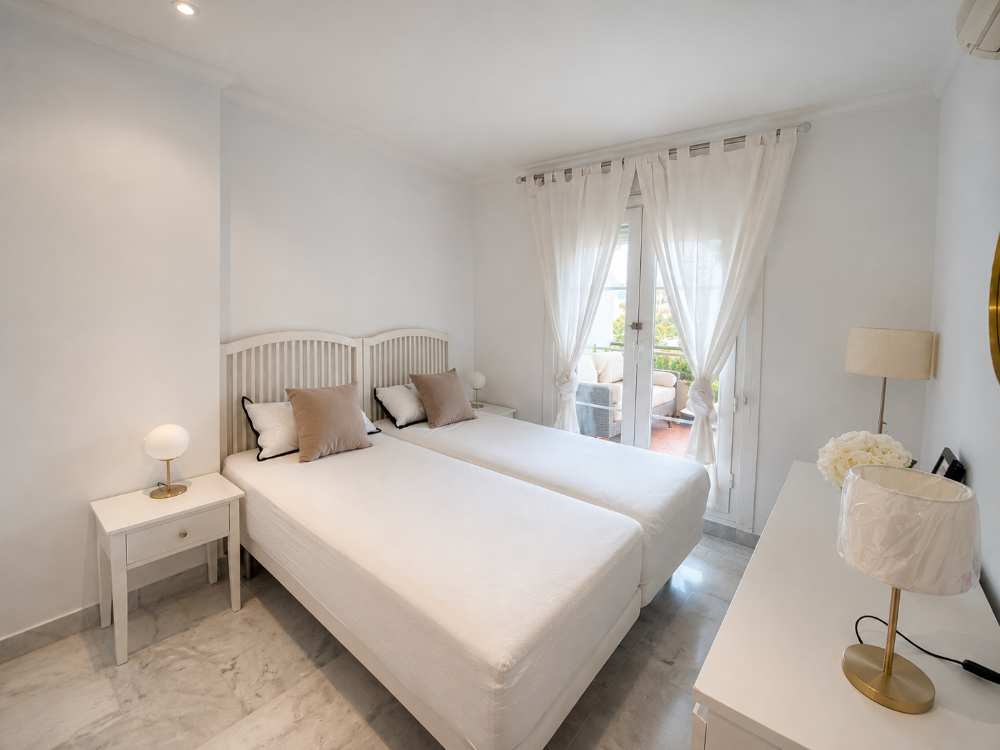 Elegante apartamento de 2 dormitorios con vistas panorámicas en Señorio de Aloha, Nueva Andalucía