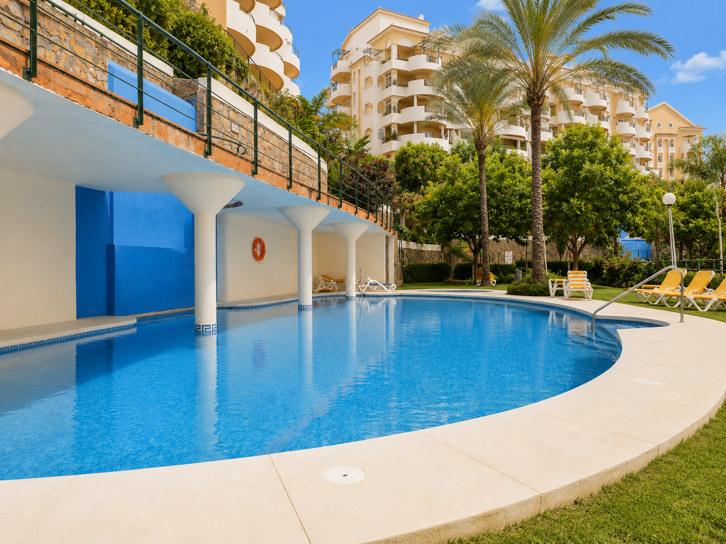 Elegante apartamento de 2 dormitorios con vistas panorámicas en Señorio de Aloha, Nueva Andalucía