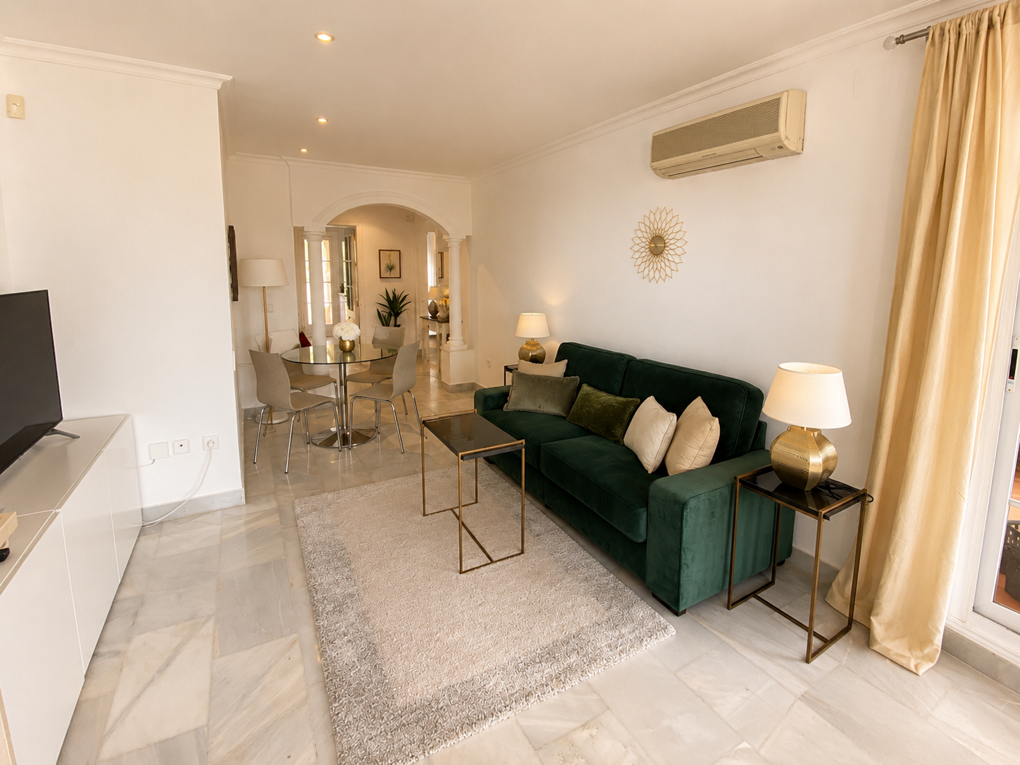Elegante apartamento de 2 dormitorios con vistas panorámicas en Señorio de Aloha, Nueva Andalucía