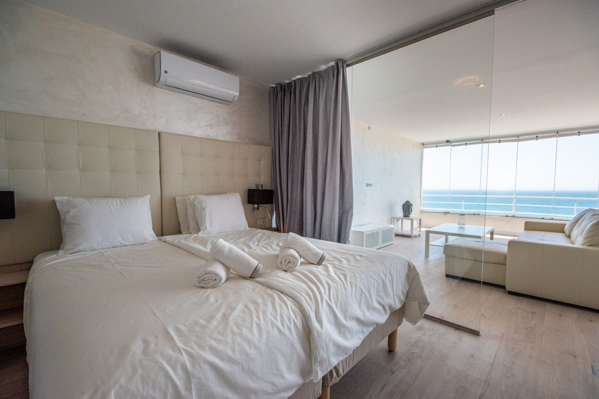 Fully refurbished 2 bedroom beachside apartment in Las Chapas