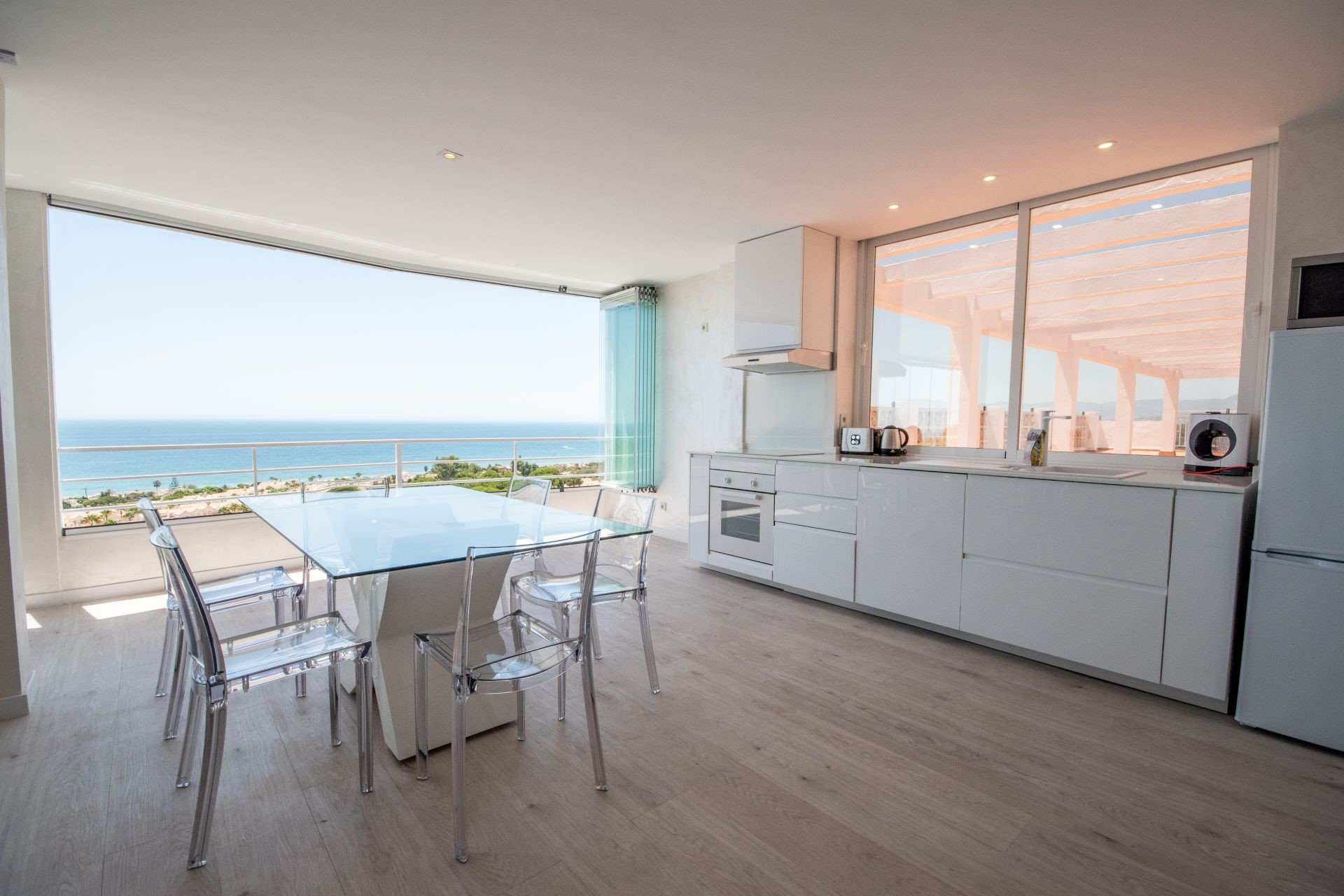 Fully refurbished 2 bedroom beachside apartment in Las Chapas