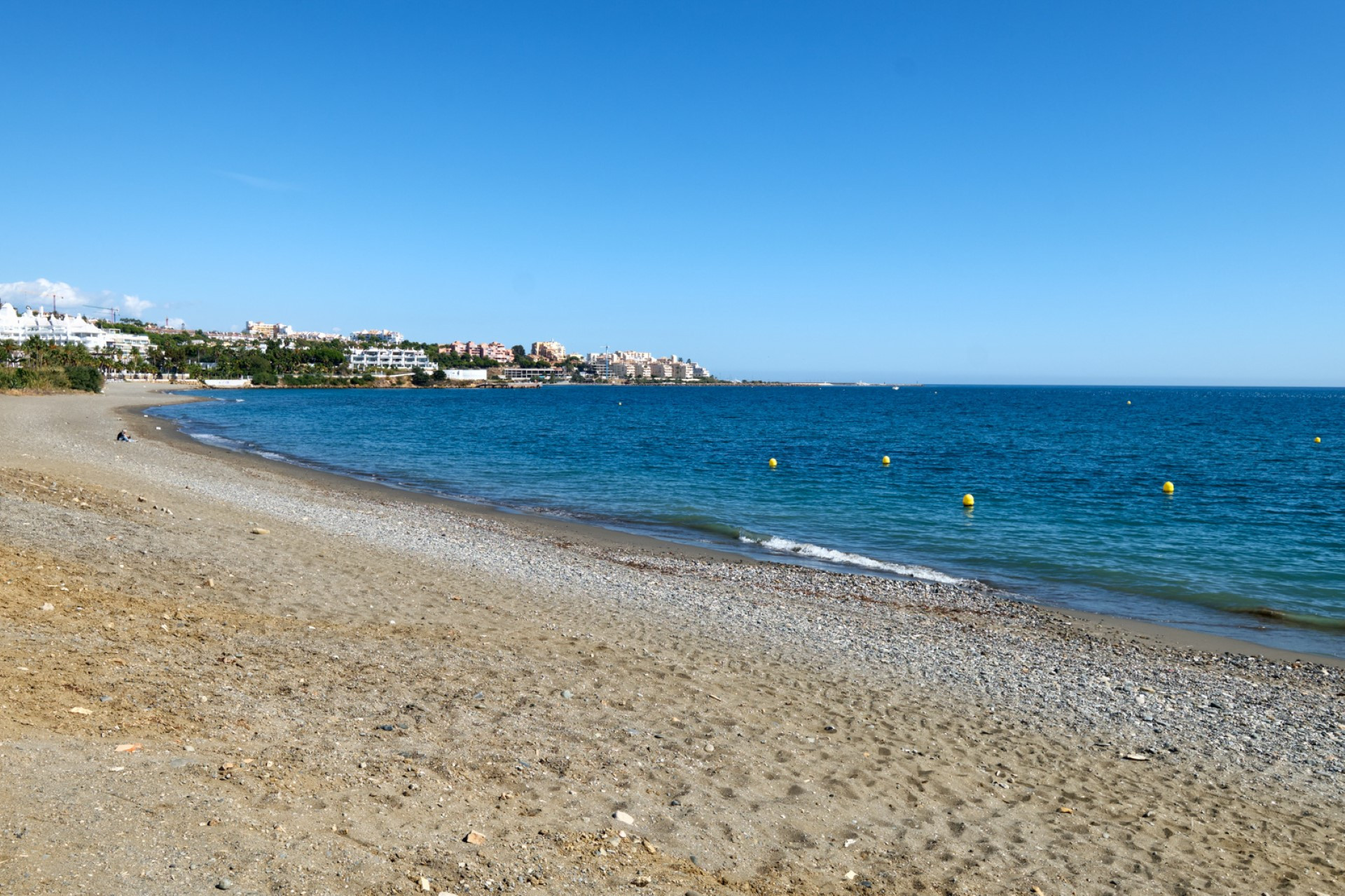 Ático dúplex reformado de 3 dormitorios en primera línea de playa en Bahía de Estepona