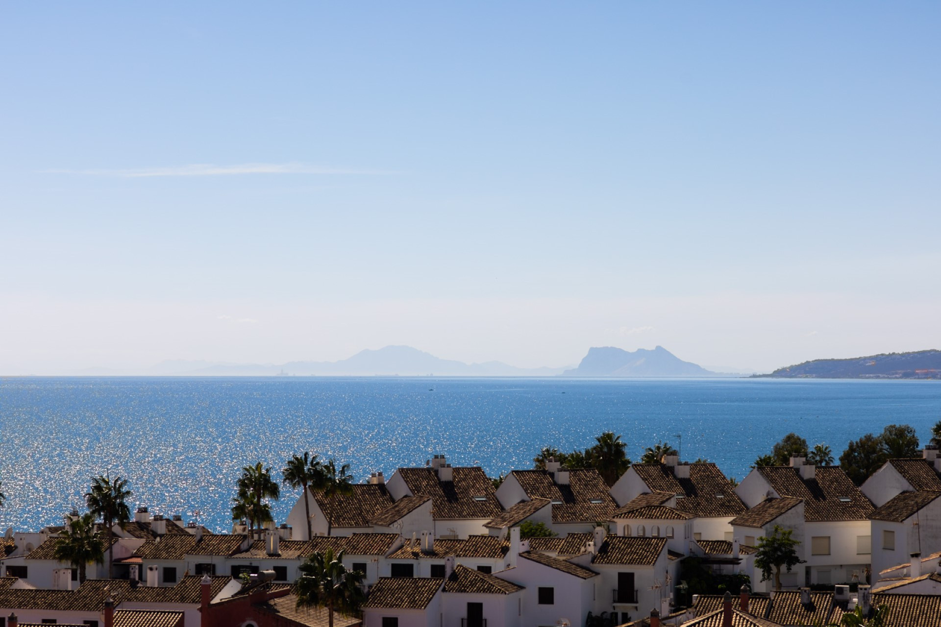 Ático dúplex reformado de 3 dormitorios en primera línea de playa en Bahía de Estepona