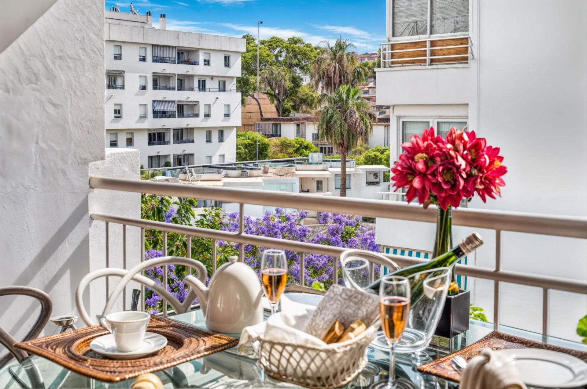 Completely refurbished 2 bedroom beachside apartment in Marbella center