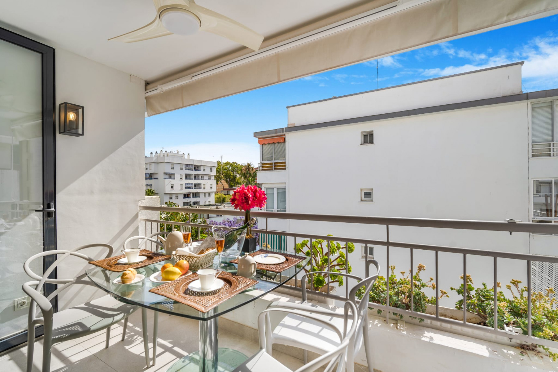 Completely refurbished 2 bedroom beachside apartment in Marbella center