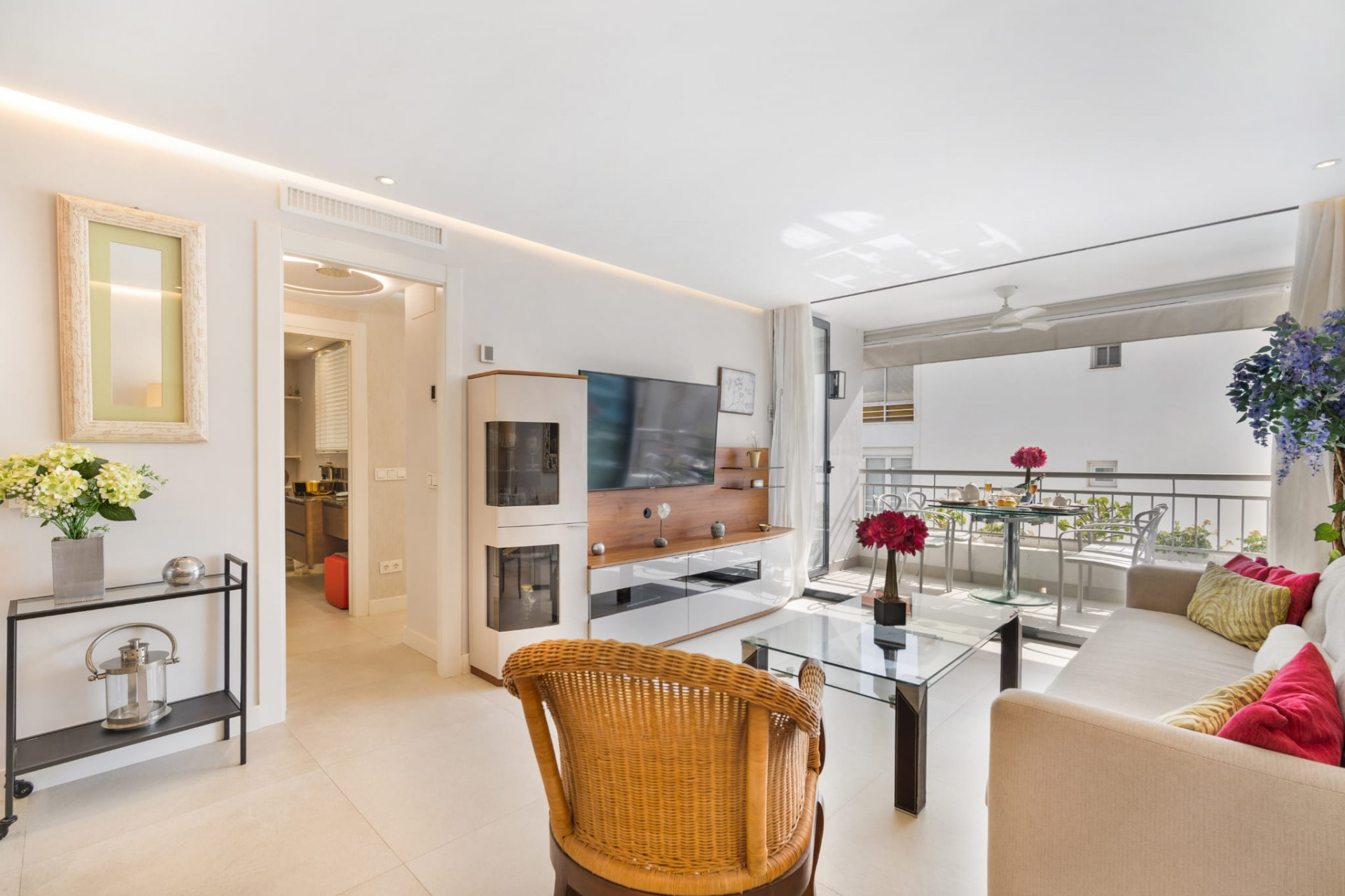 Completely refurbished 2 bedroom beachside apartment in Marbella center