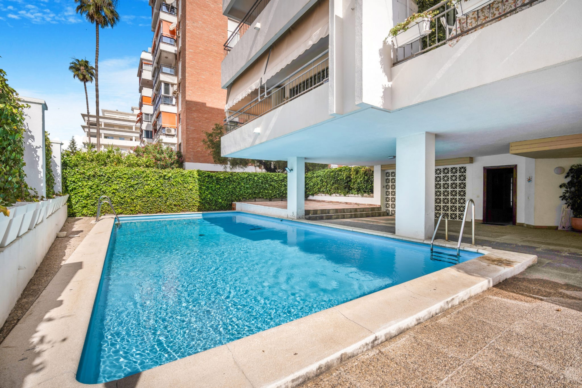 Completely refurbished 2 bedroom beachside apartment in Marbella center