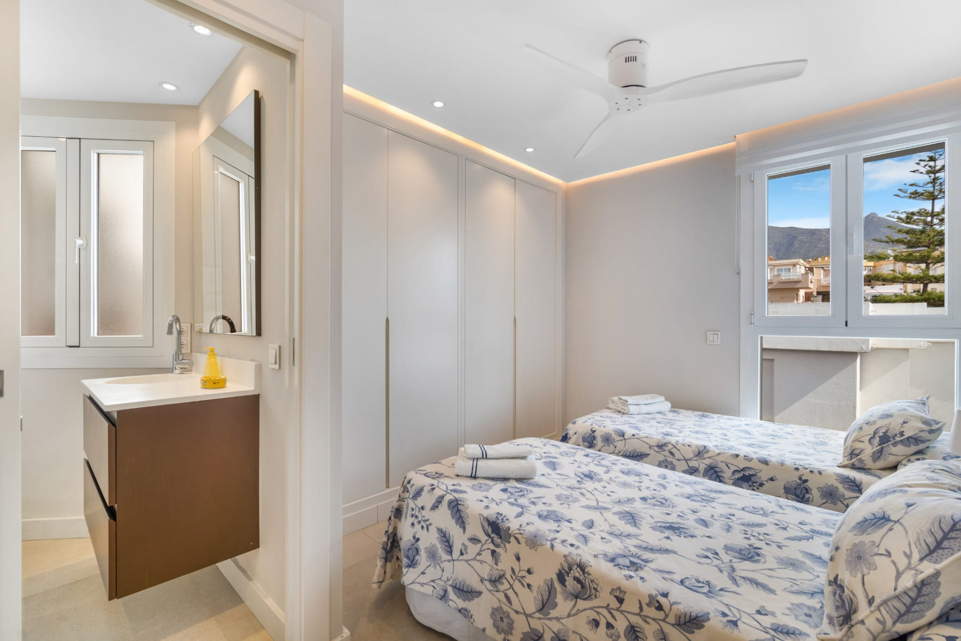 Completely refurbished 2 bedroom beachside apartment in Marbella center