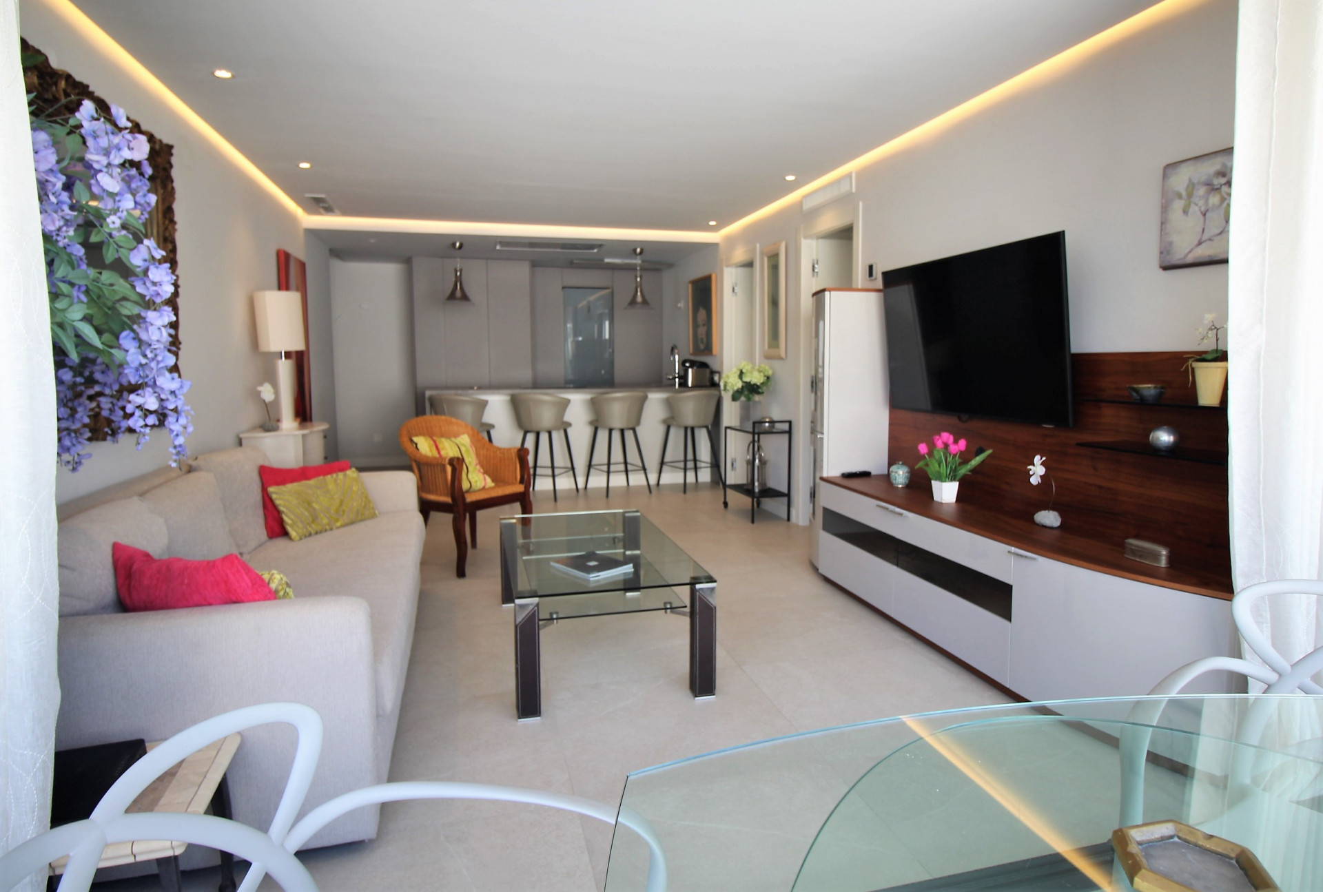 Completely refurbished 2 bedroom beachside apartment in Marbella center