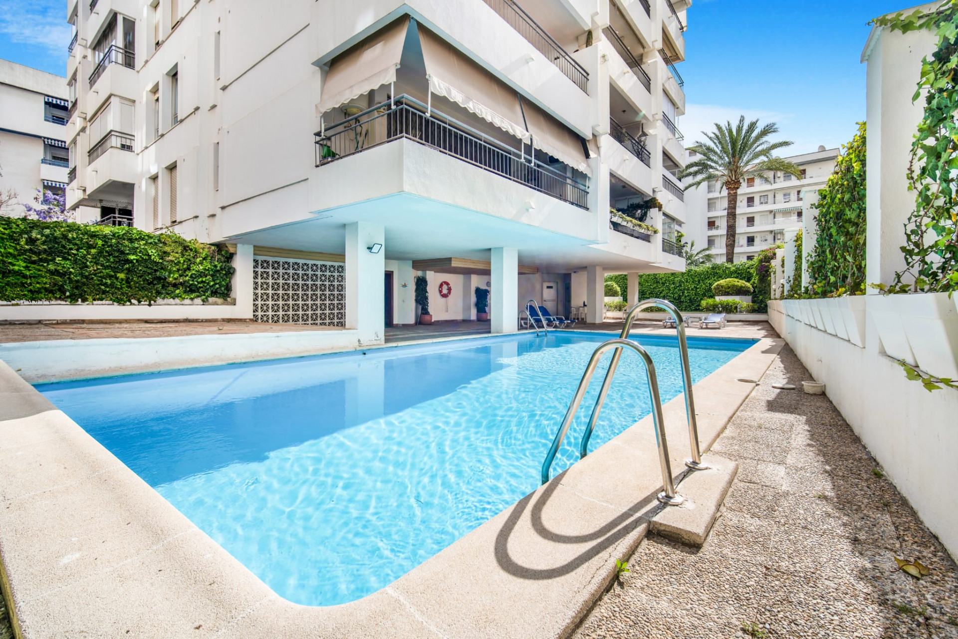 Completely refurbished 2 bedroom beachside apartment in Marbella center