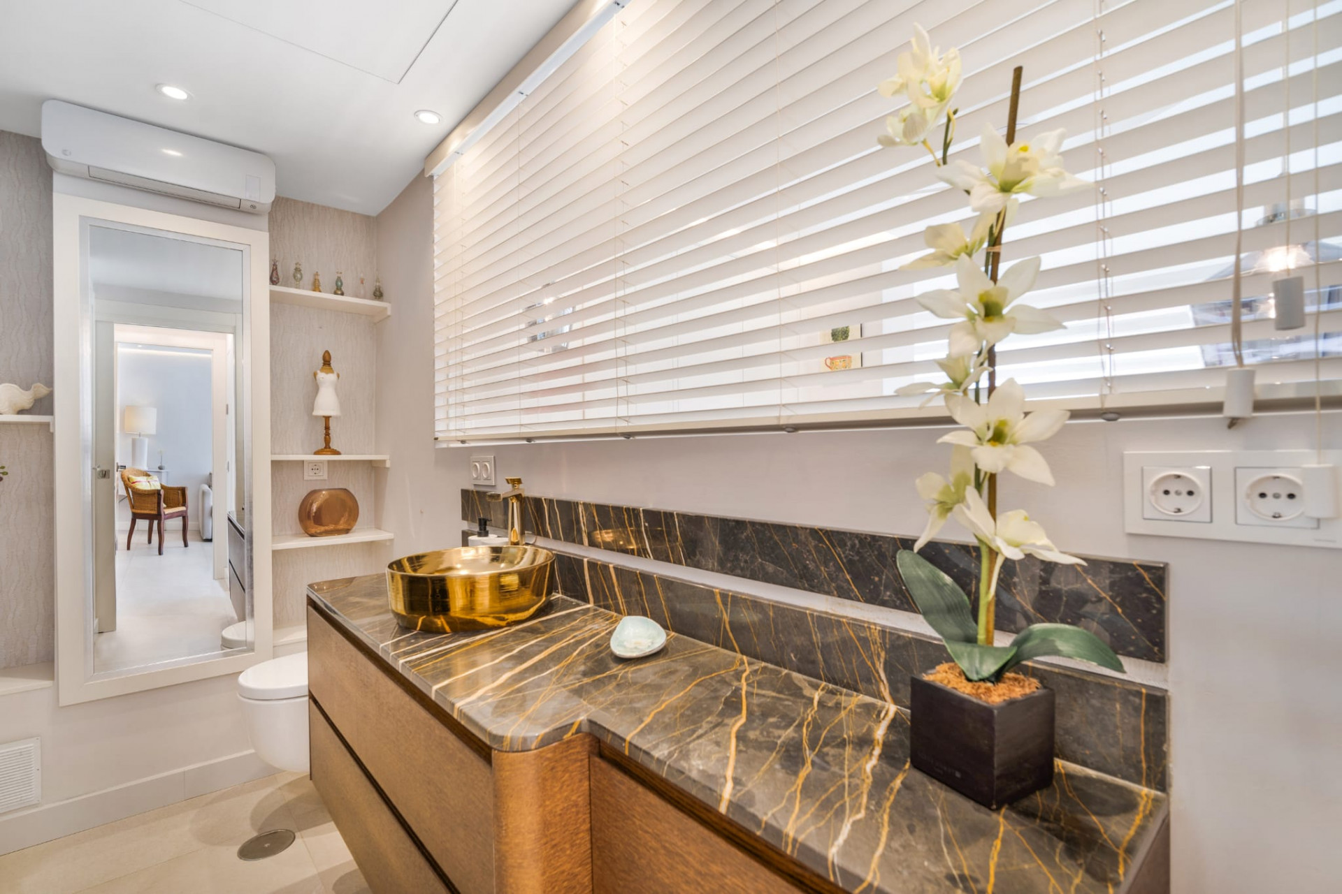 Completely refurbished 2 bedroom beachside apartment in Marbella center