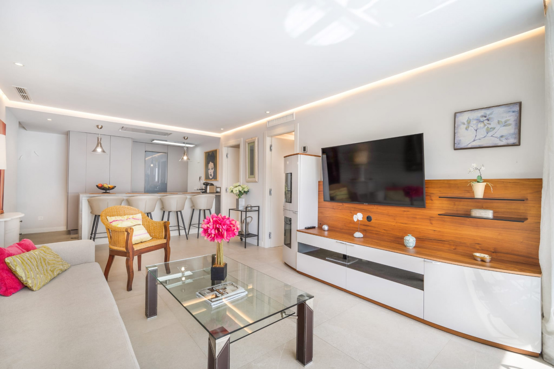 Completely refurbished 2 bedroom beachside apartment in Marbella center