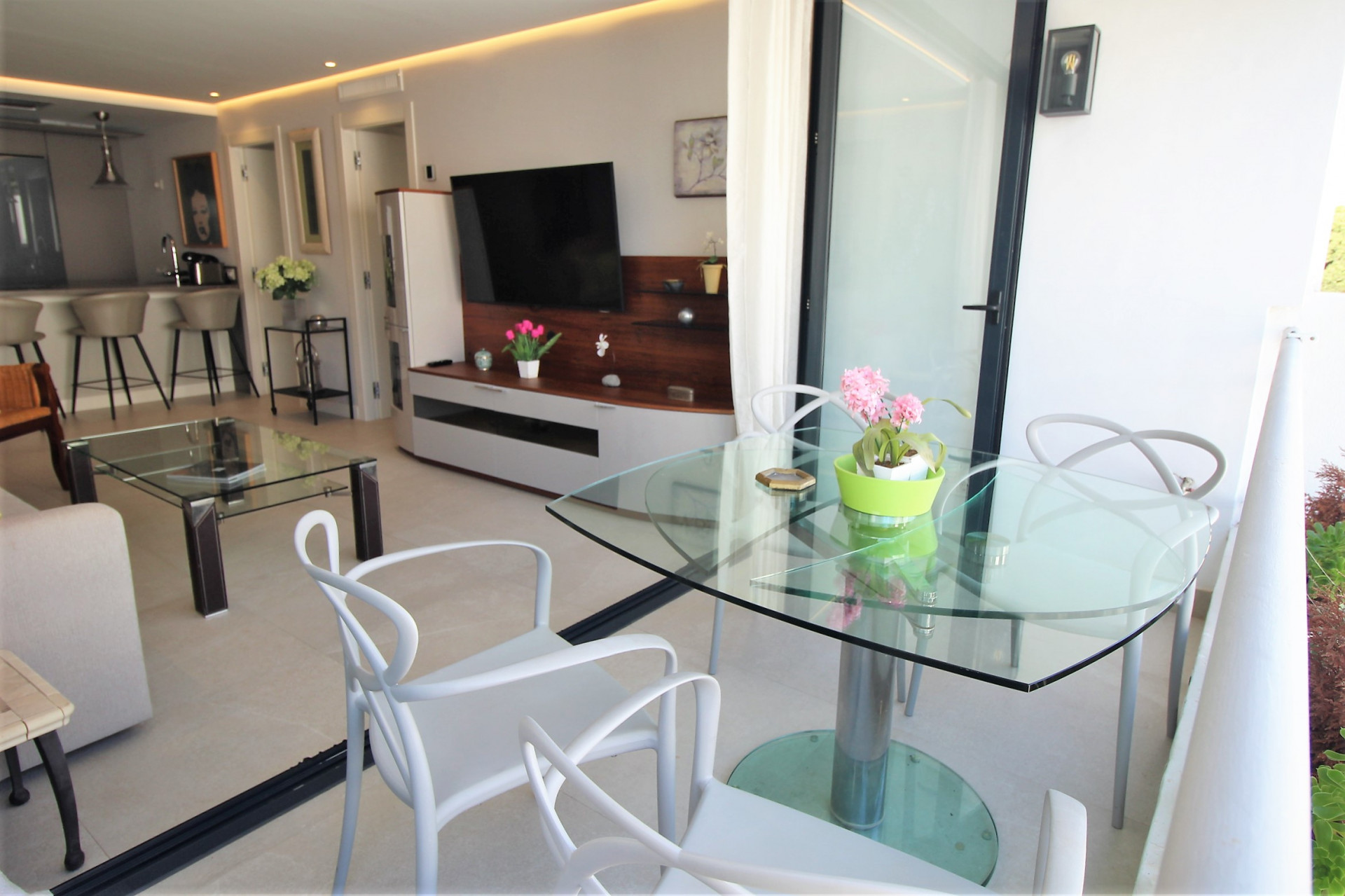 Completely refurbished 2 bedroom beachside apartment in Marbella center