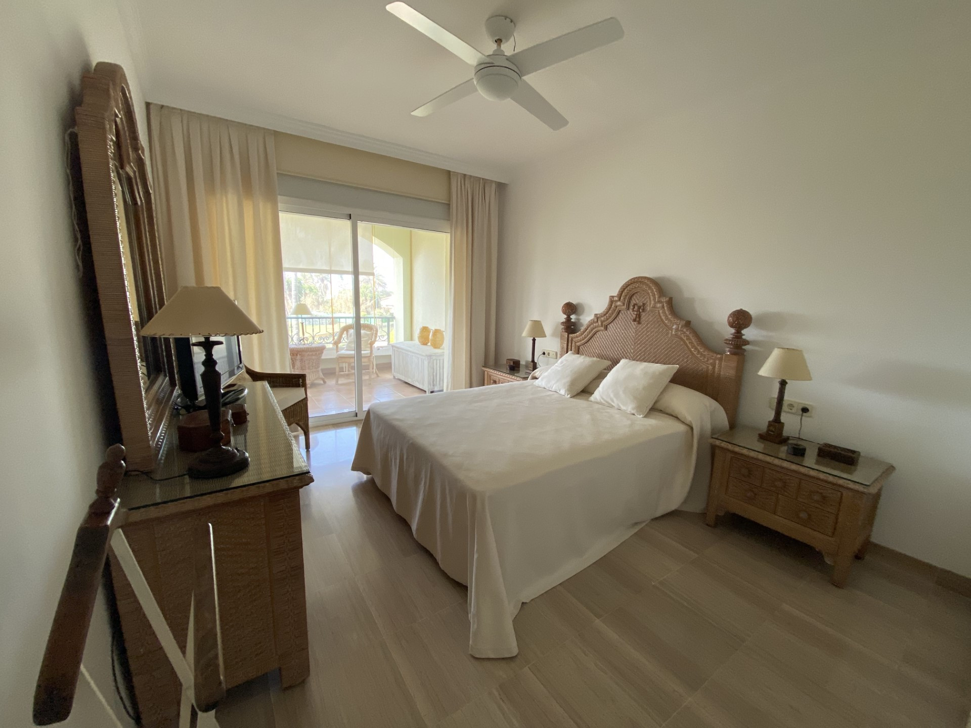 Un increíble apartamento de 2 dormitorios en Hacienda Playa, Marbella Este