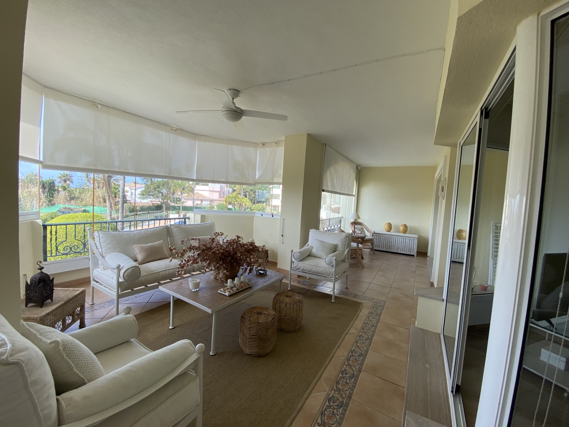 Un increíble apartamento de 2 dormitorios en Hacienda Playa, Marbella Este