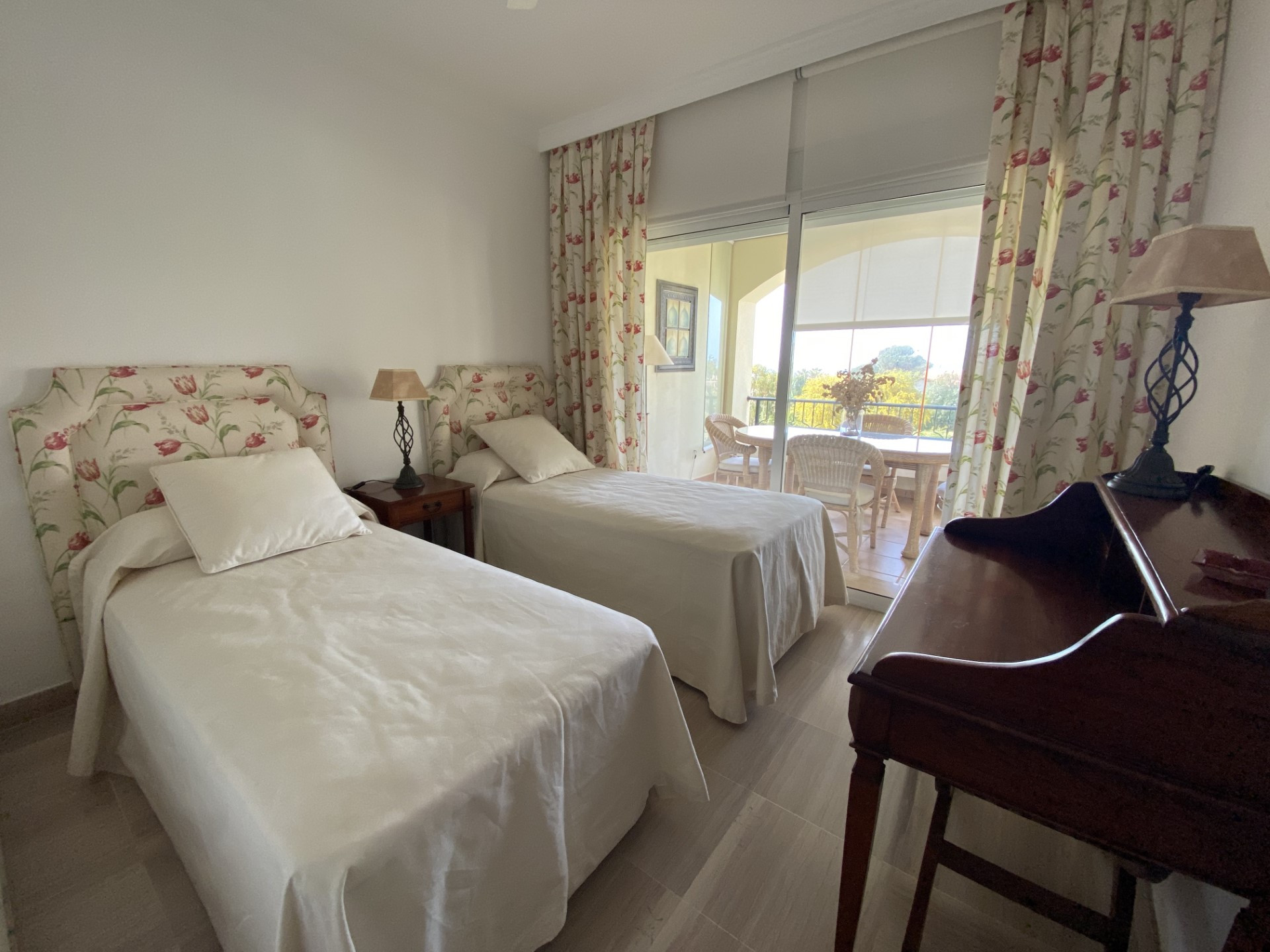 Un increíble apartamento de 2 dormitorios en Hacienda Playa, Marbella Este