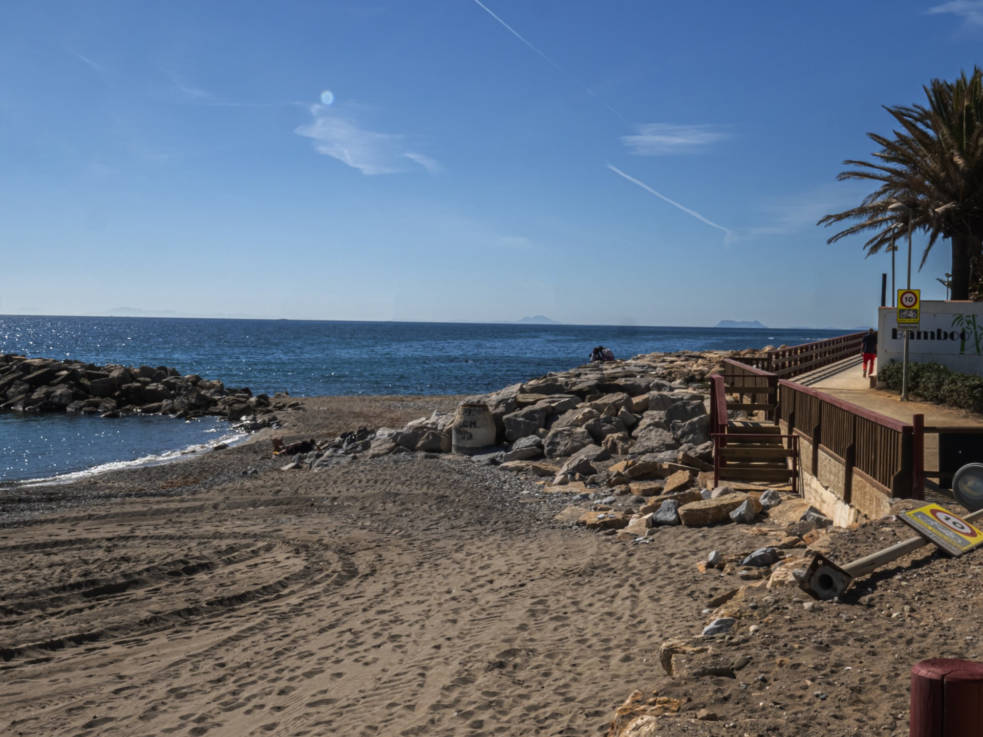 Primera línea de playa, amplio apartamento de 2 dormitorios en La Herradura, Puerto Banús