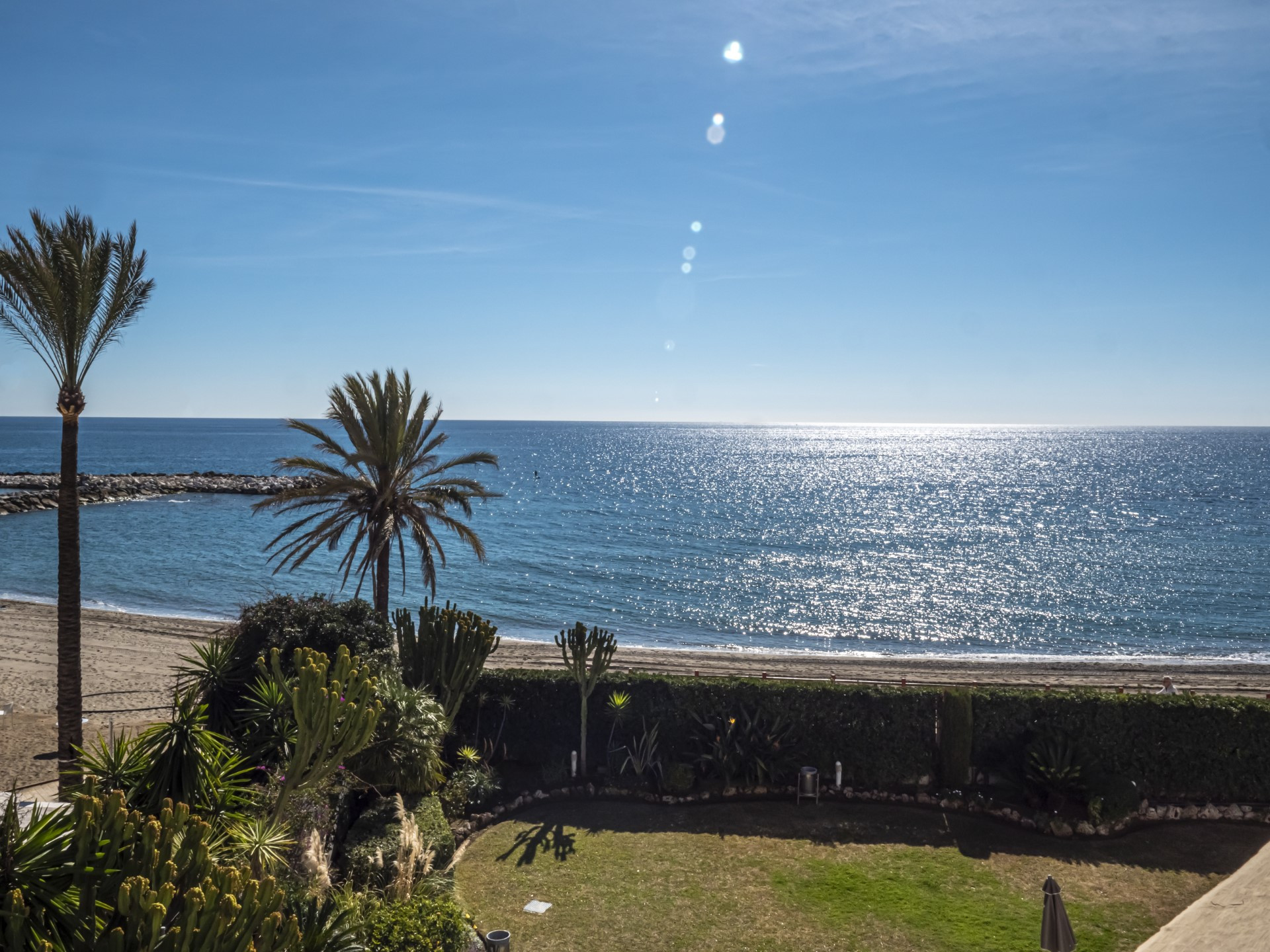 Primera línea de playa, amplio apartamento de 2 dormitorios en La Herradura, Puerto Banús