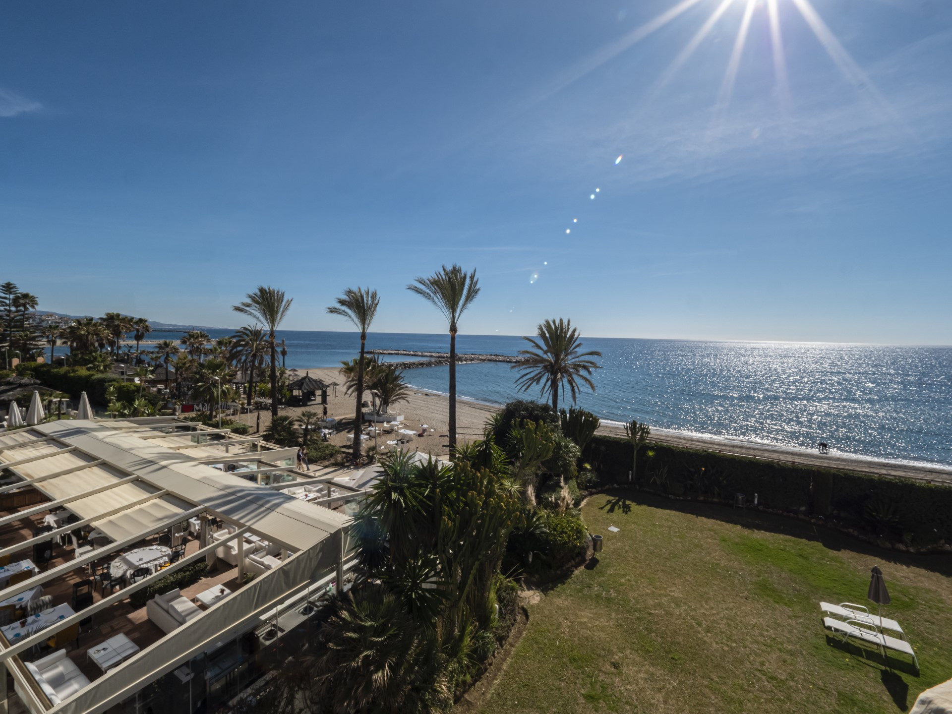 Primera línea de playa, amplio apartamento de 2 dormitorios en La Herradura, Puerto Banús