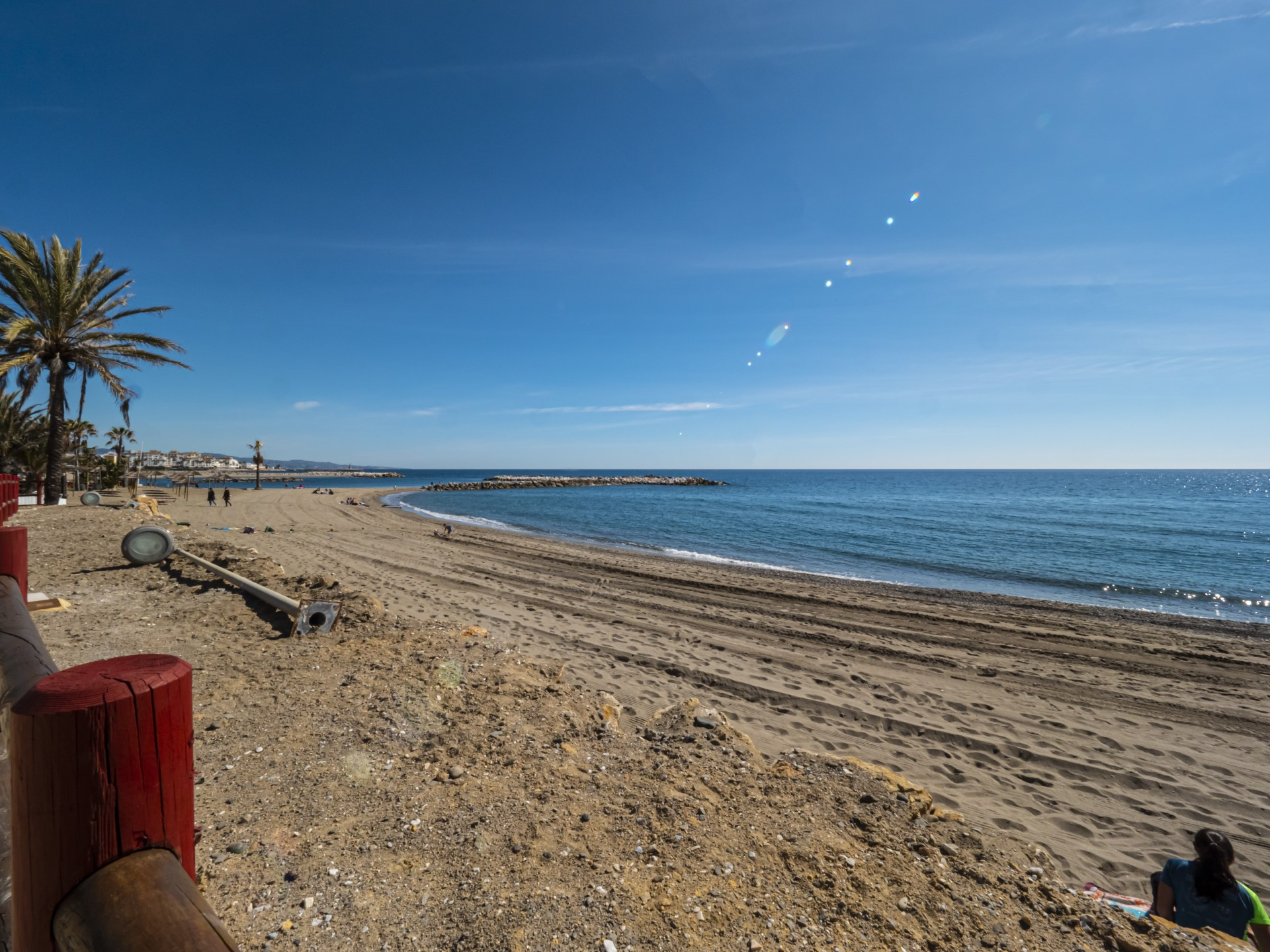 Primera línea de playa, amplio apartamento de 2 dormitorios en La Herradura, Puerto Banús